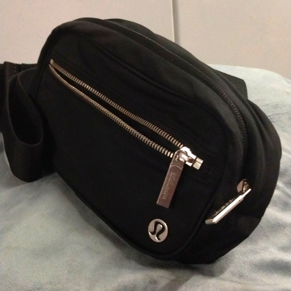 Lululemon Wanderlust 1.8 L Belt Bag (sold out!)